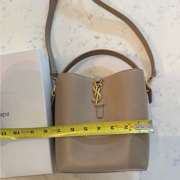 Saint Laurent Le 37 YSL Bucket Bag in Smooth Leather - Picture 6 of 9